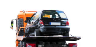 Odtah vozidla z místa nehody.